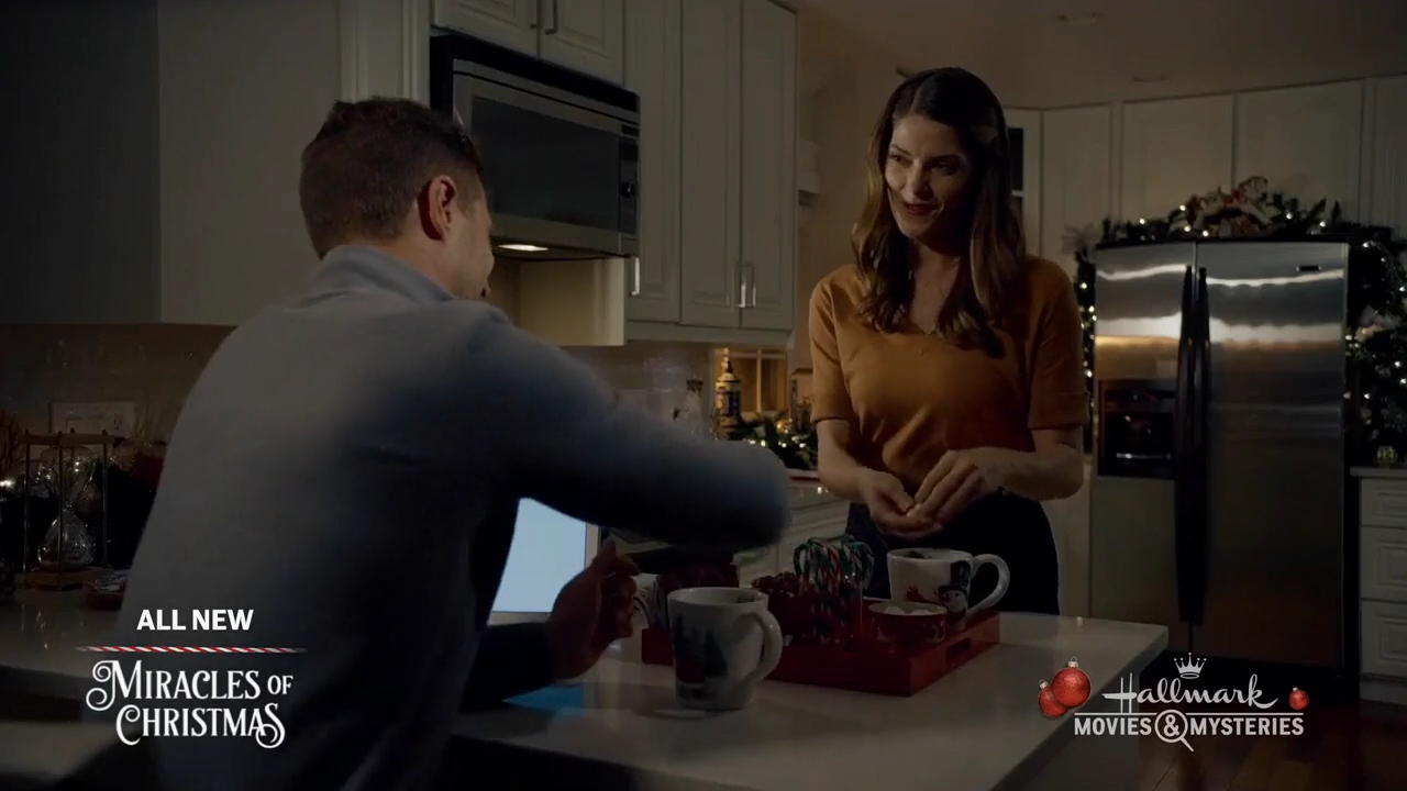Ashley-Greene-dot-nl_ALittleChristmasCharm2359.jpg