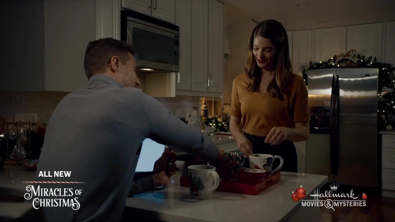 Ashley-Greene-dot-nl_ALittleChristmasCharm2360.jpg