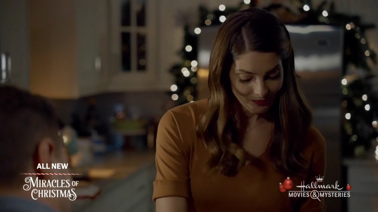 Ashley-Greene-dot-nl_ALittleChristmasCharm2373.jpg