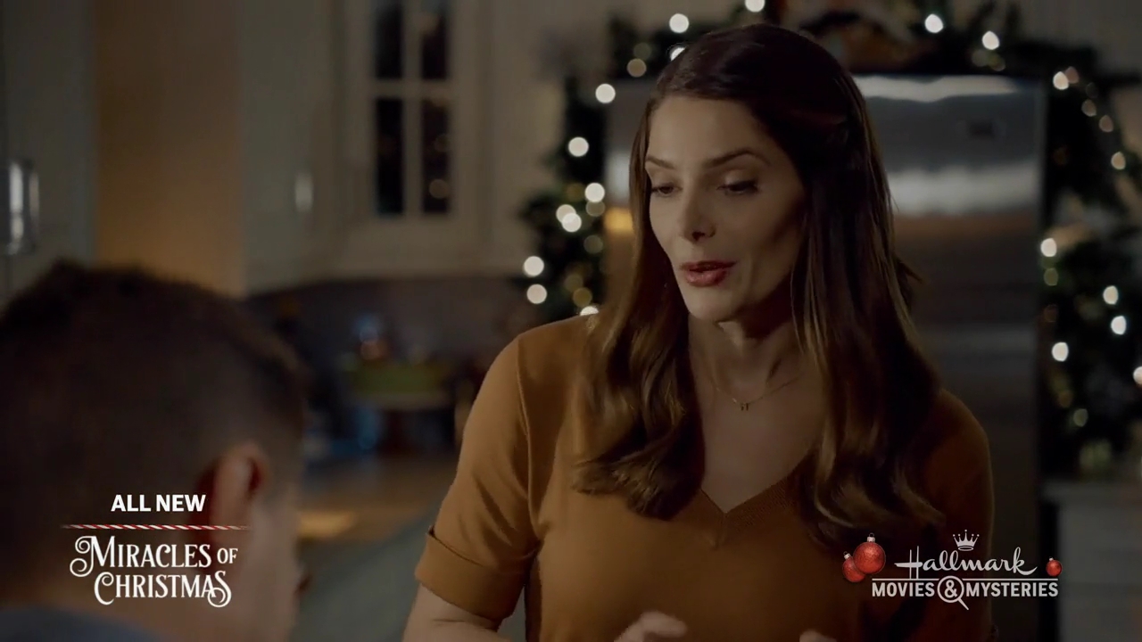 Ashley-Greene-dot-nl_ALittleChristmasCharm2375.jpg
