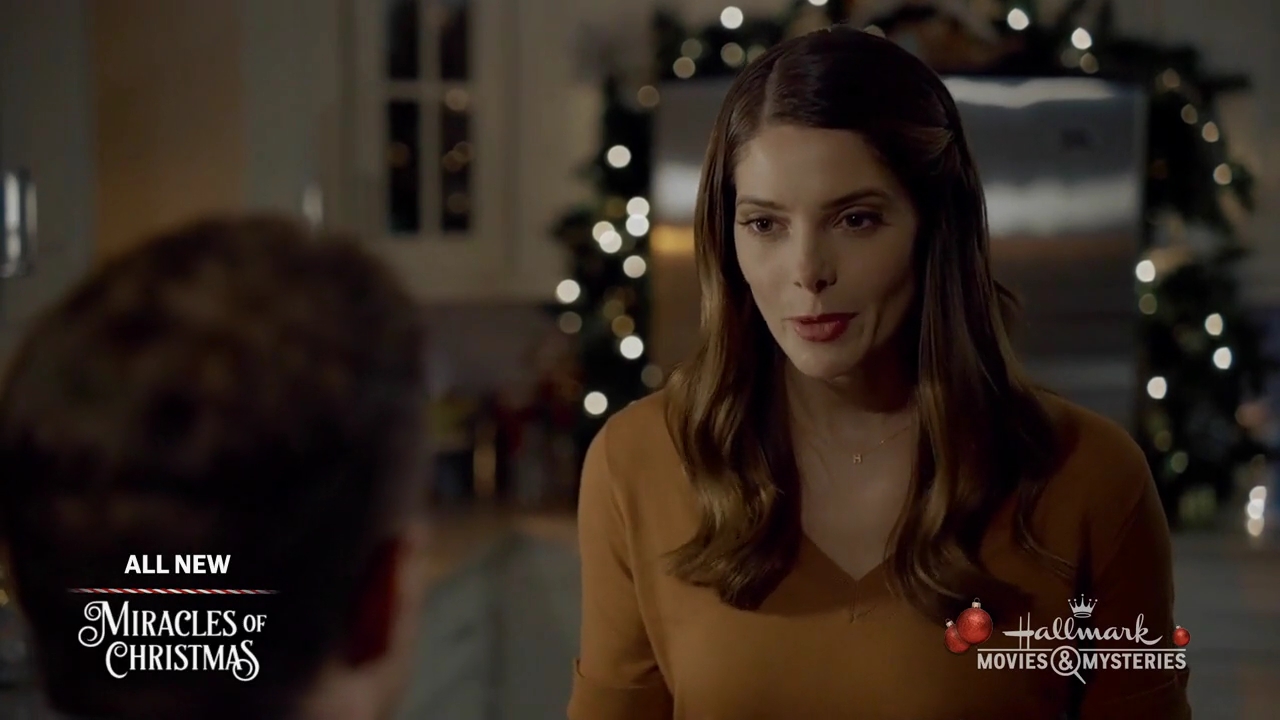 Ashley-Greene-dot-nl_ALittleChristmasCharm2395.jpg