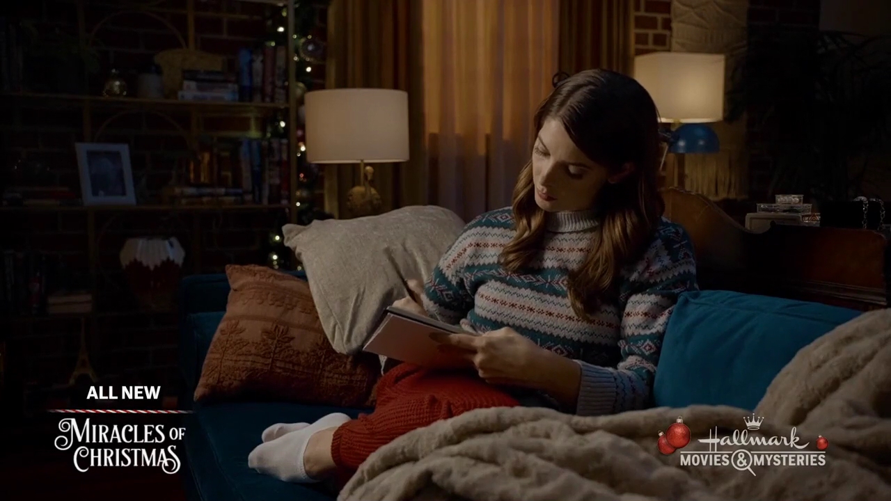 Ashley-Greene-dot-nl_ALittleChristmasCharm2474.jpg