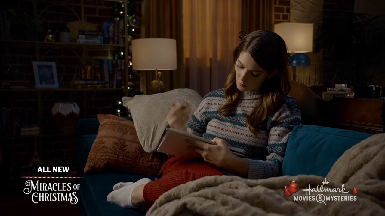 Ashley-Greene-dot-nl_ALittleChristmasCharm2475.jpg