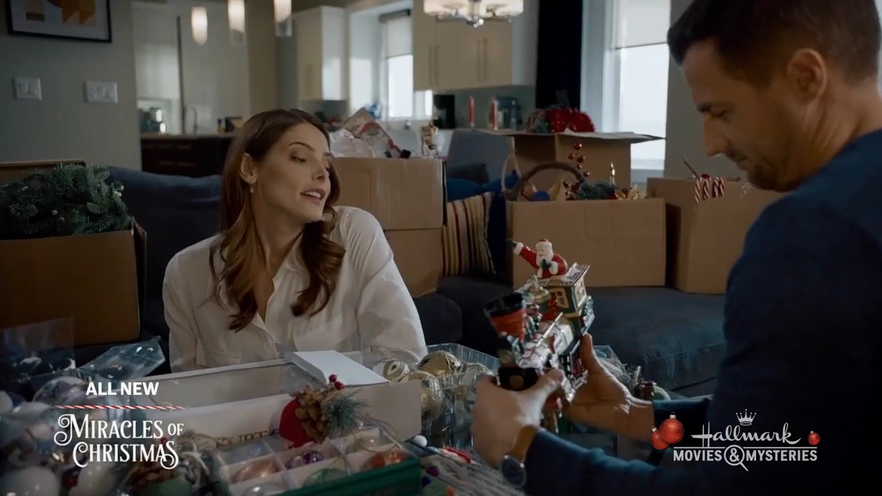 Ashley-Greene-dot-nl_ALittleChristmasCharm2601.jpg
