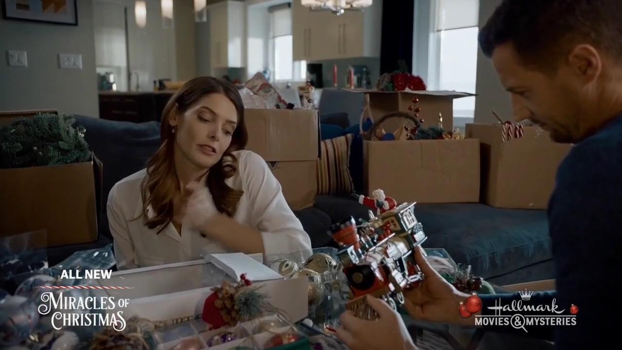 Ashley-Greene-dot-nl_ALittleChristmasCharm2603.jpg