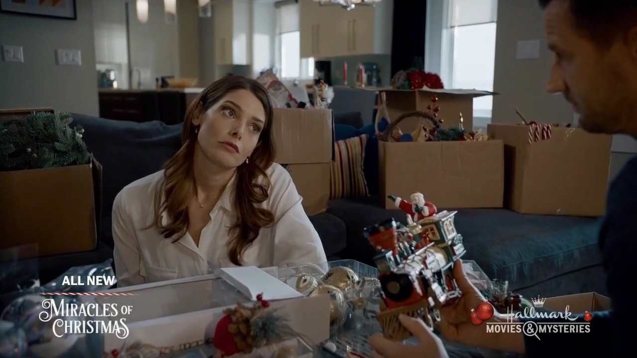 Ashley-Greene-dot-nl_ALittleChristmasCharm2606.jpg