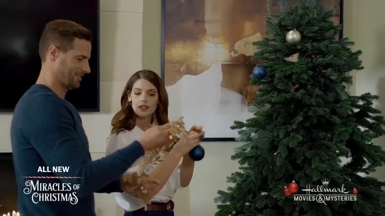 Ashley-Greene-dot-nl_ALittleChristmasCharm2613.jpg