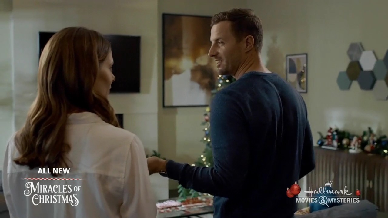 Ashley-Greene-dot-nl_ALittleChristmasCharm2658.jpg