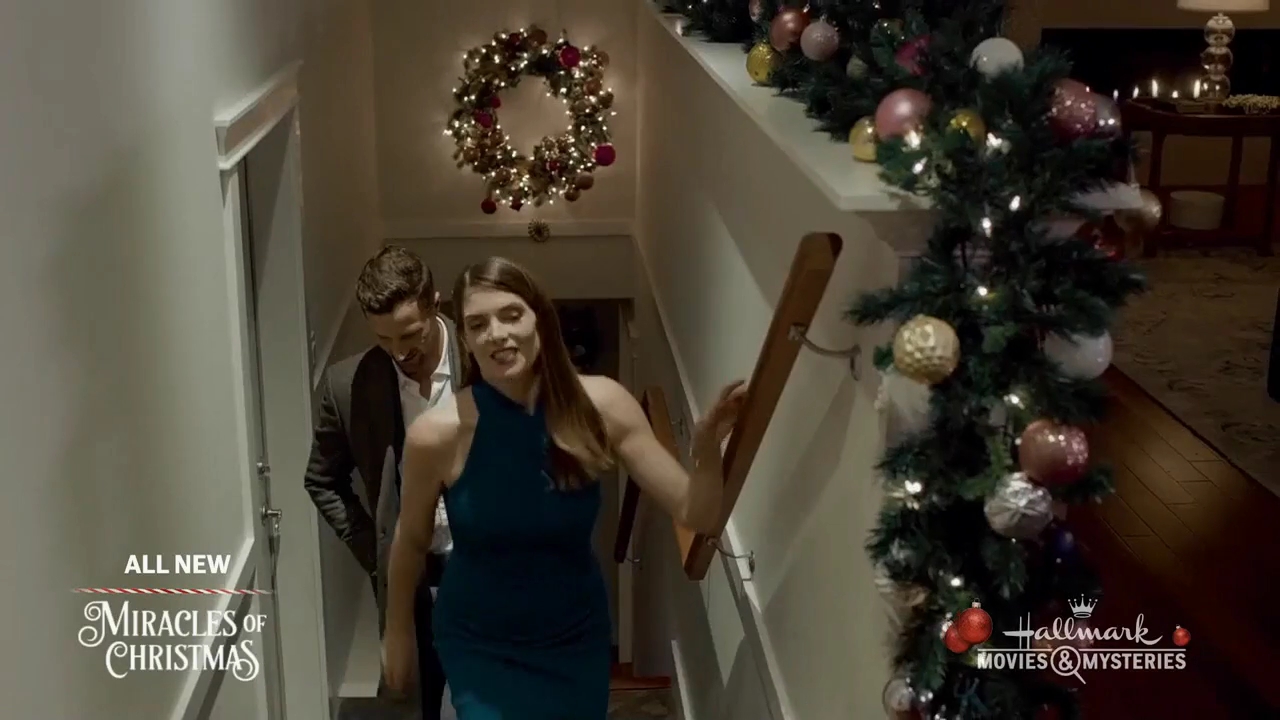 Ashley-Greene-dot-nl_ALittleChristmasCharm2710.jpg