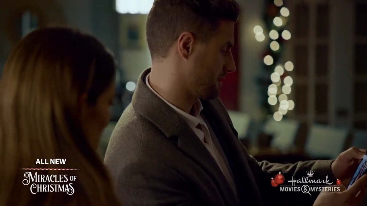 Ashley-Greene-dot-nl_ALittleChristmasCharm2808.jpg