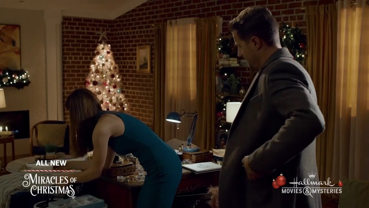 Ashley-Greene-dot-nl_ALittleChristmasCharm2811.jpg