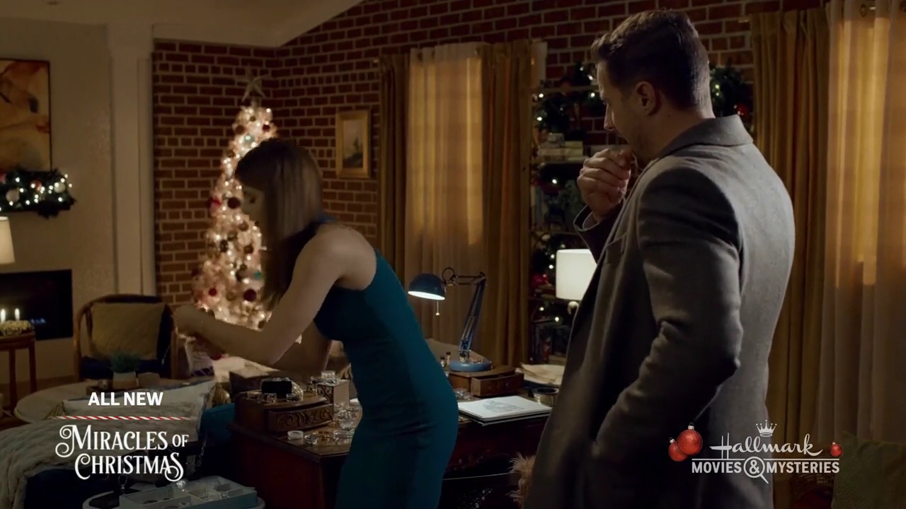 Ashley-Greene-dot-nl_ALittleChristmasCharm2812.jpg