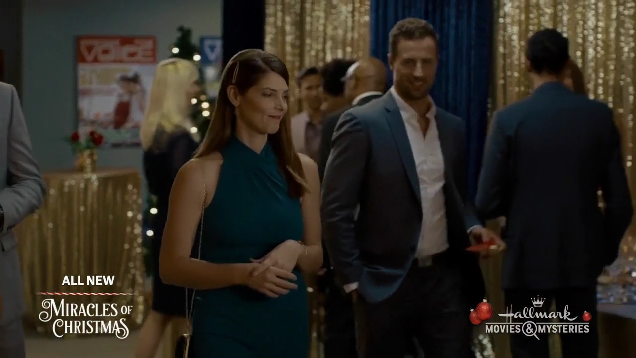 Ashley-Greene-dot-nl_ALittleChristmasCharm2863.jpg