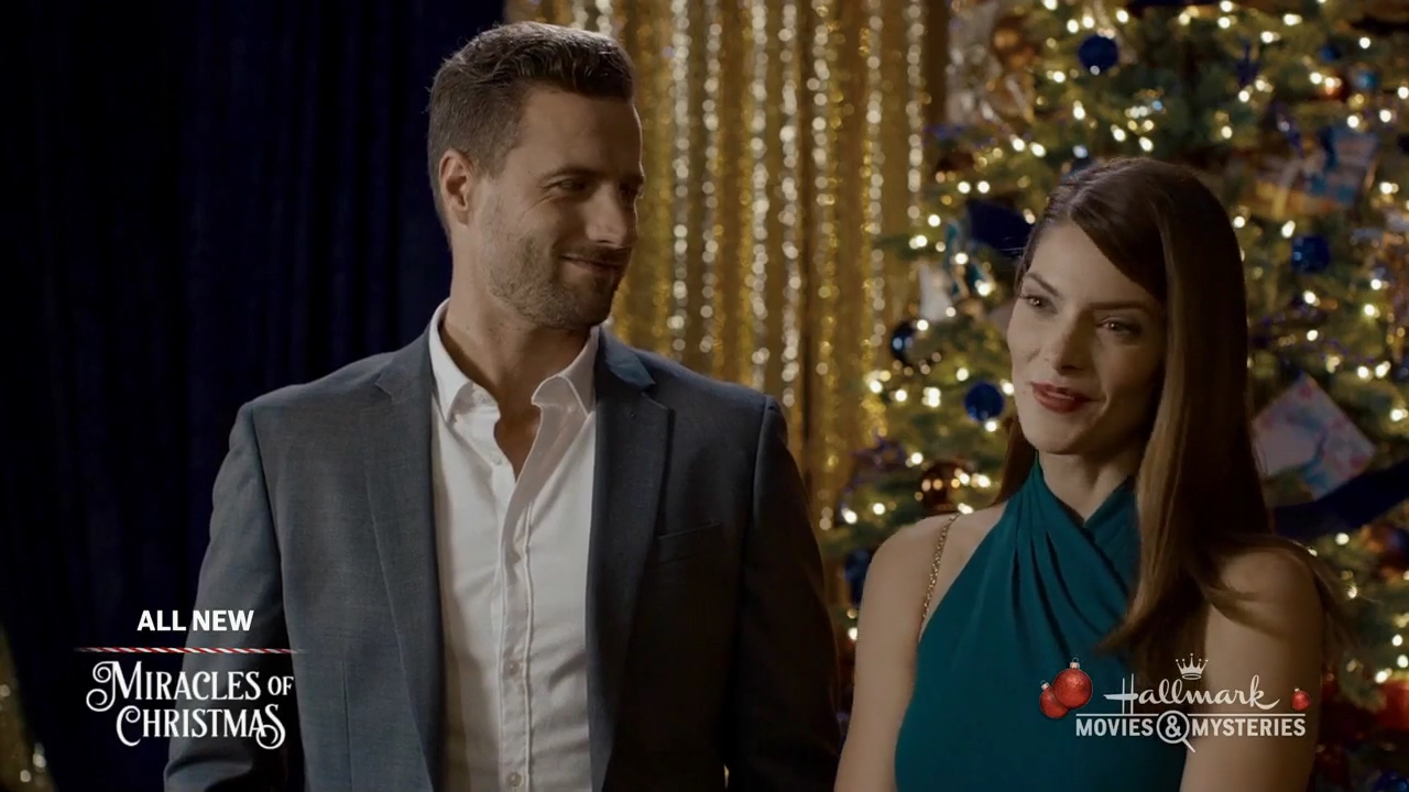 Ashley-Greene-dot-nl_ALittleChristmasCharm2877.jpg