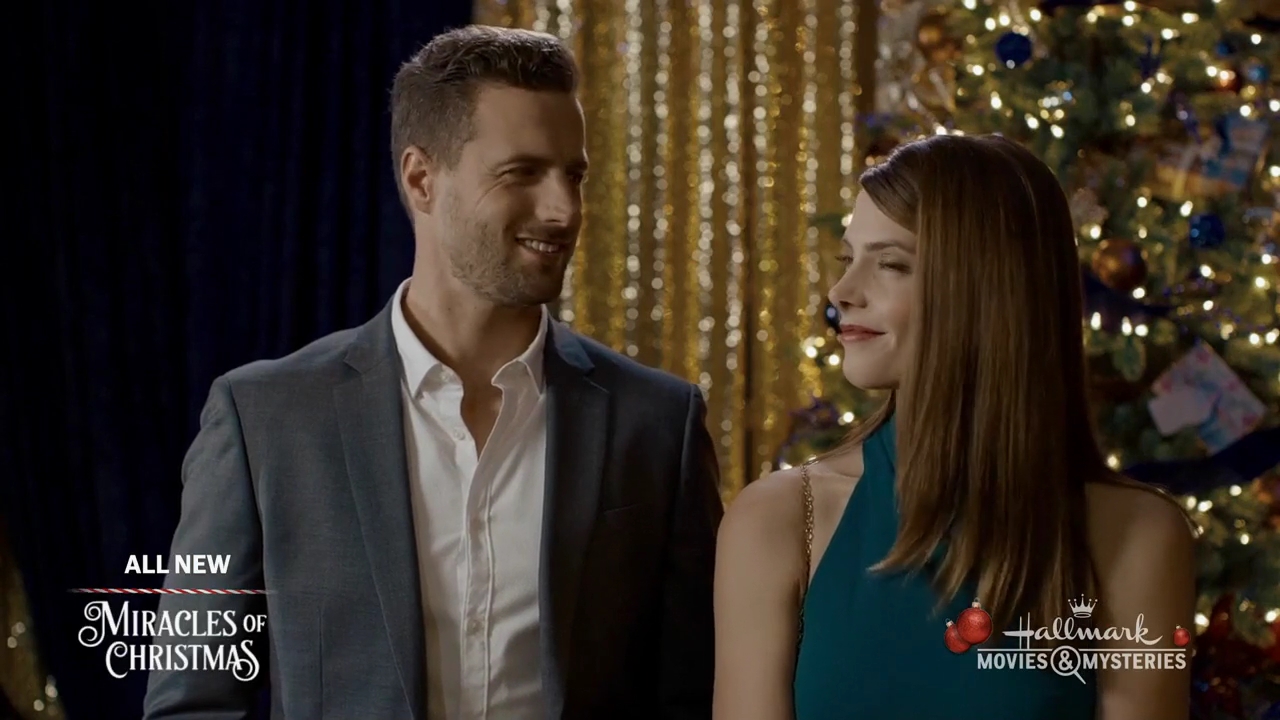 Ashley-Greene-dot-nl_ALittleChristmasCharm2920.jpg