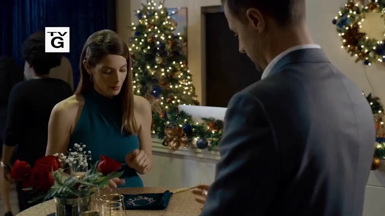 Ashley-Greene-dot-nl_ALittleChristmasCharm2986.jpg