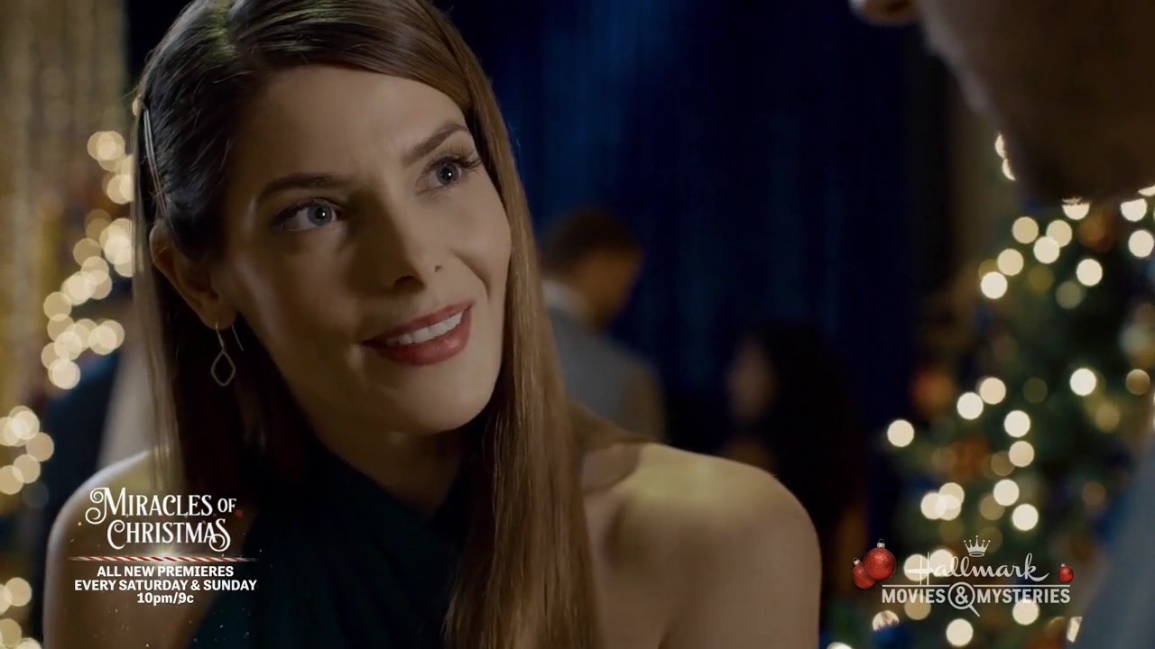 Ashley-Greene-dot-nl_ALittleChristmasCharm3035.jpg