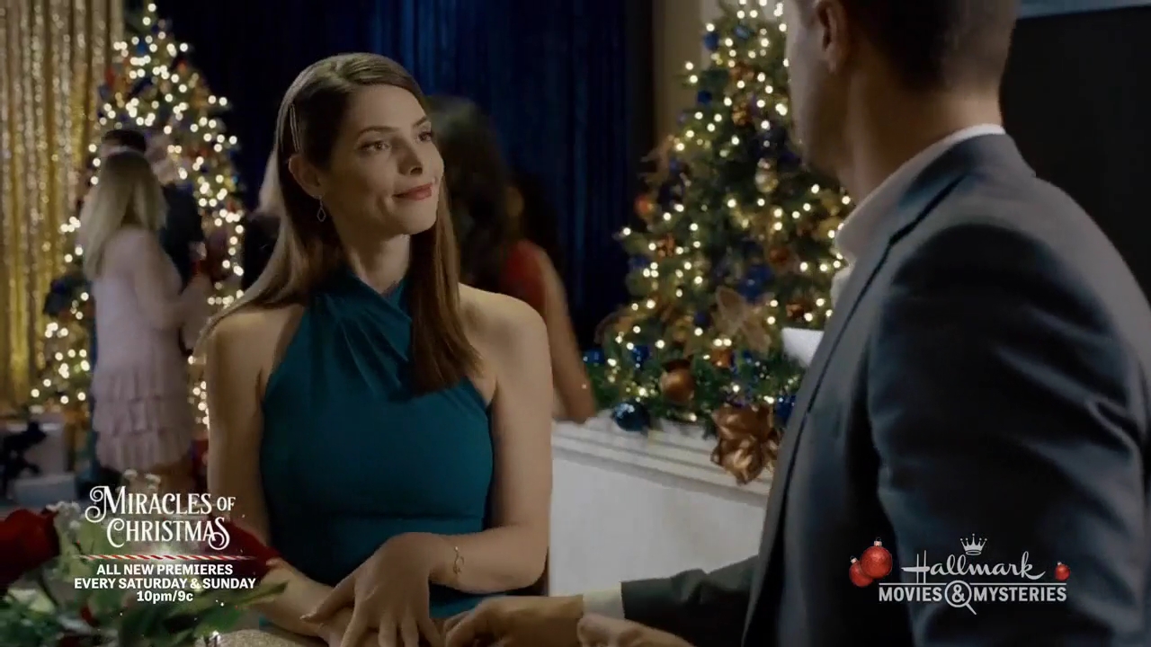 Ashley-Greene-dot-nl_ALittleChristmasCharm3037.jpg