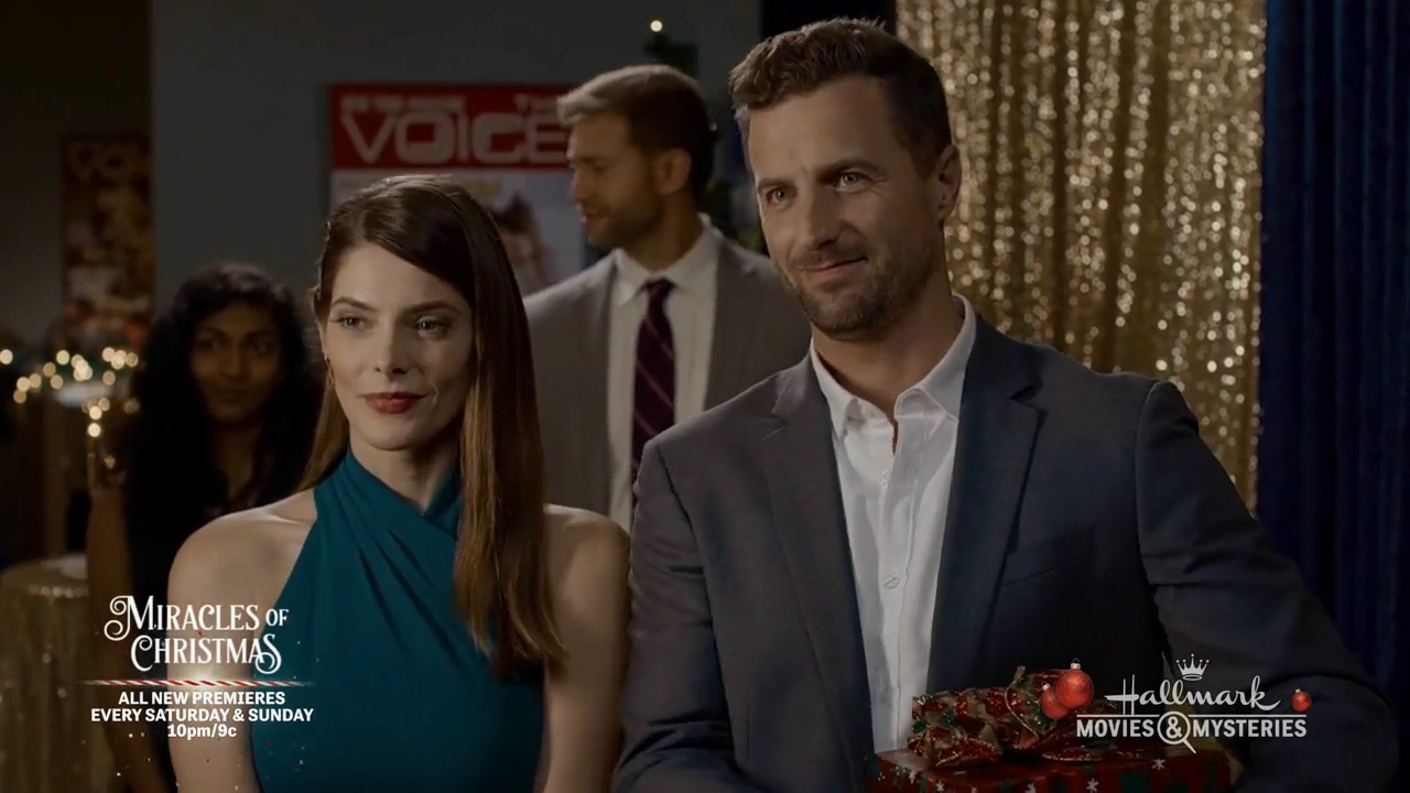 Ashley-Greene-dot-nl_ALittleChristmasCharm3075.jpg