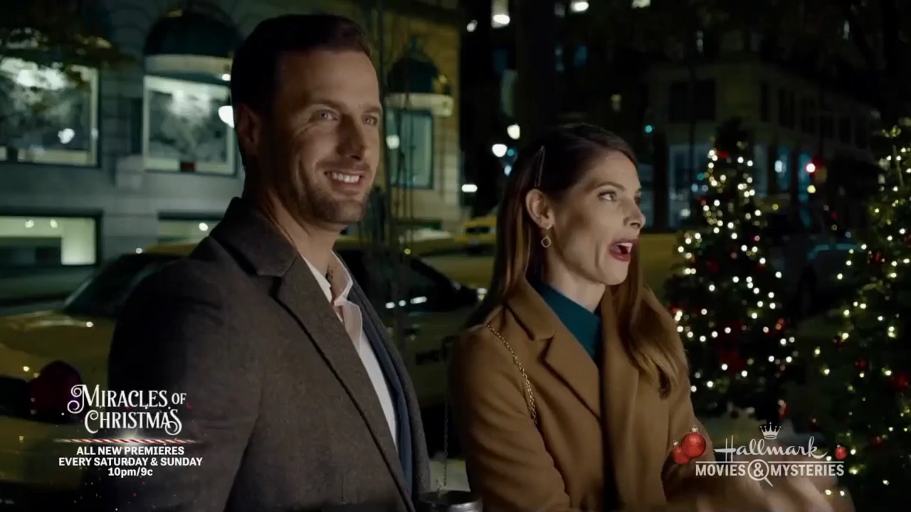 Ashley-Greene-dot-nl_ALittleChristmasCharm3137.jpg