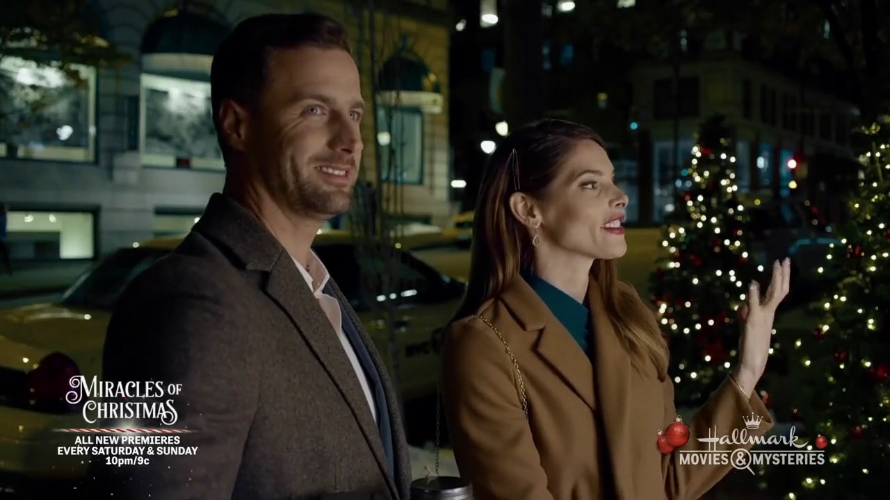 Ashley-Greene-dot-nl_ALittleChristmasCharm3138.jpg