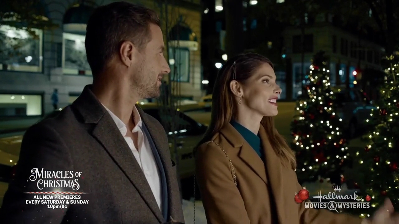 Ashley-Greene-dot-nl_ALittleChristmasCharm3140.jpg
