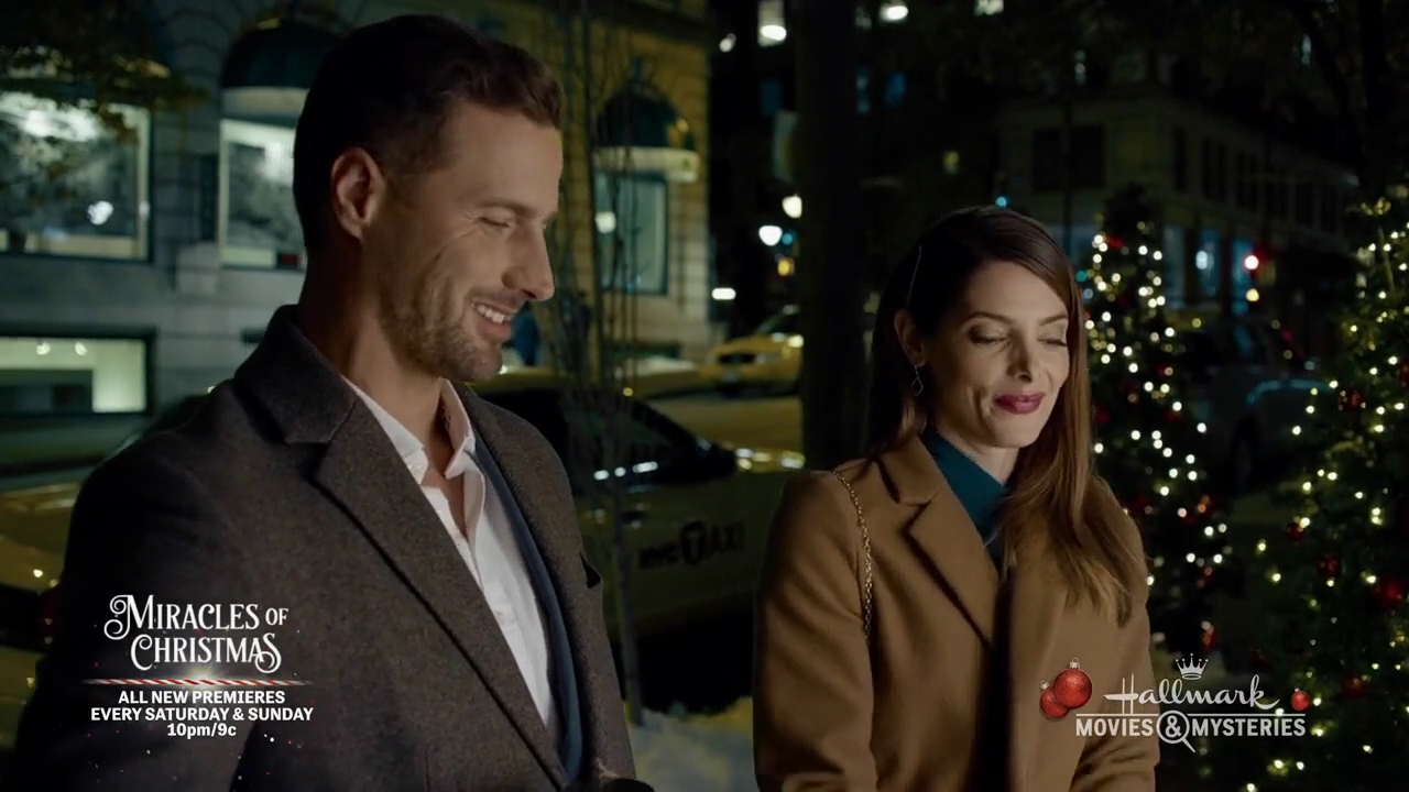 Ashley-Greene-dot-nl_ALittleChristmasCharm3151.jpg
