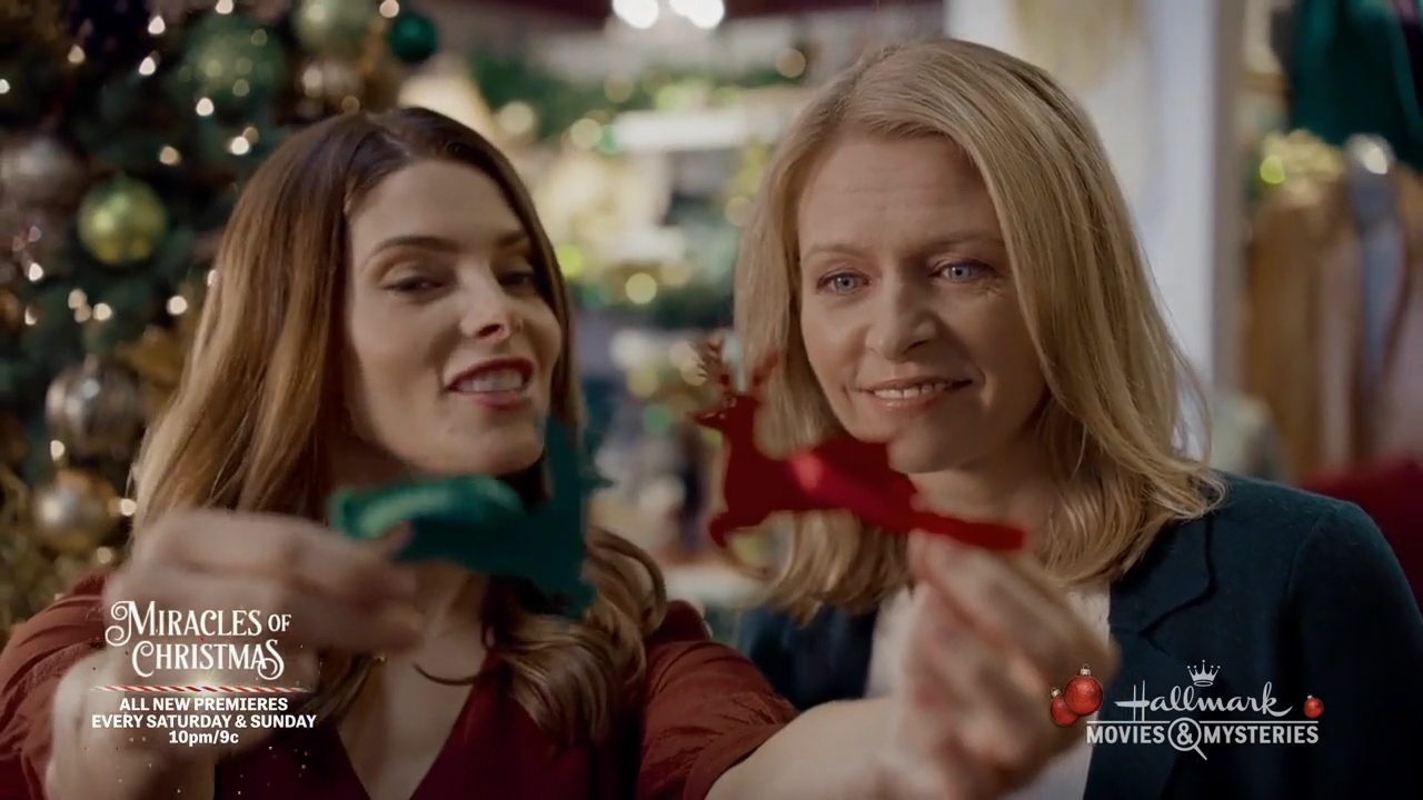Ashley-Greene-dot-nl_ALittleChristmasCharm3210.jpg
