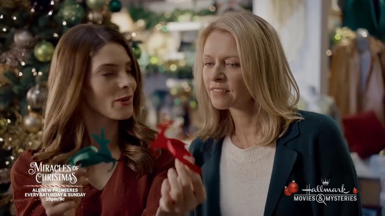 Ashley-Greene-dot-nl_ALittleChristmasCharm3213.jpg