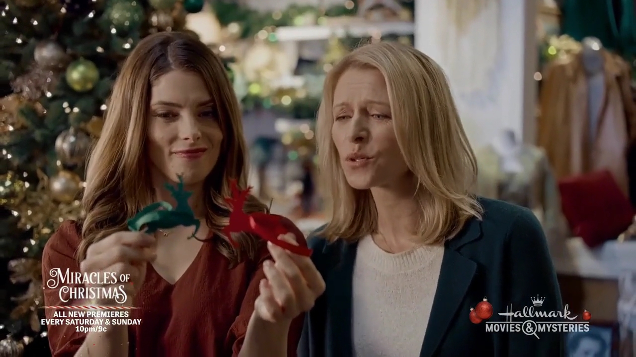 Ashley-Greene-dot-nl_ALittleChristmasCharm3215.jpg