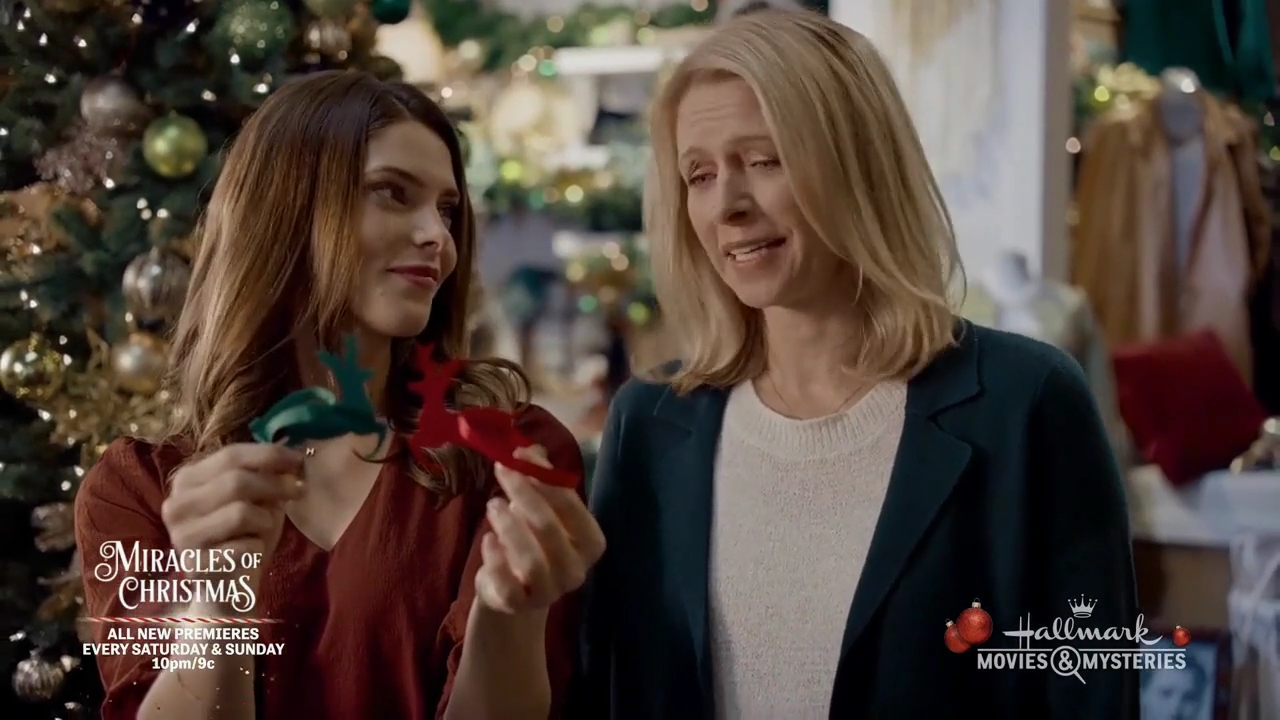 Ashley-Greene-dot-nl_ALittleChristmasCharm3217.jpg