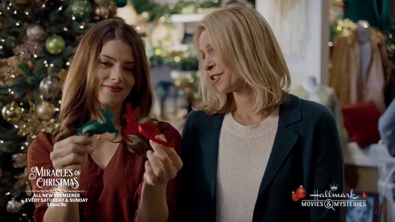 Ashley-Greene-dot-nl_ALittleChristmasCharm3219.jpg