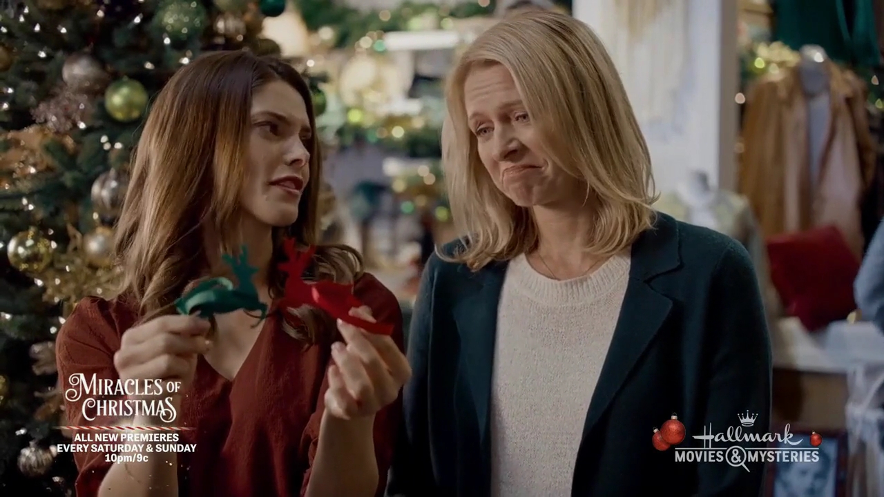 Ashley-Greene-dot-nl_ALittleChristmasCharm3220.jpg