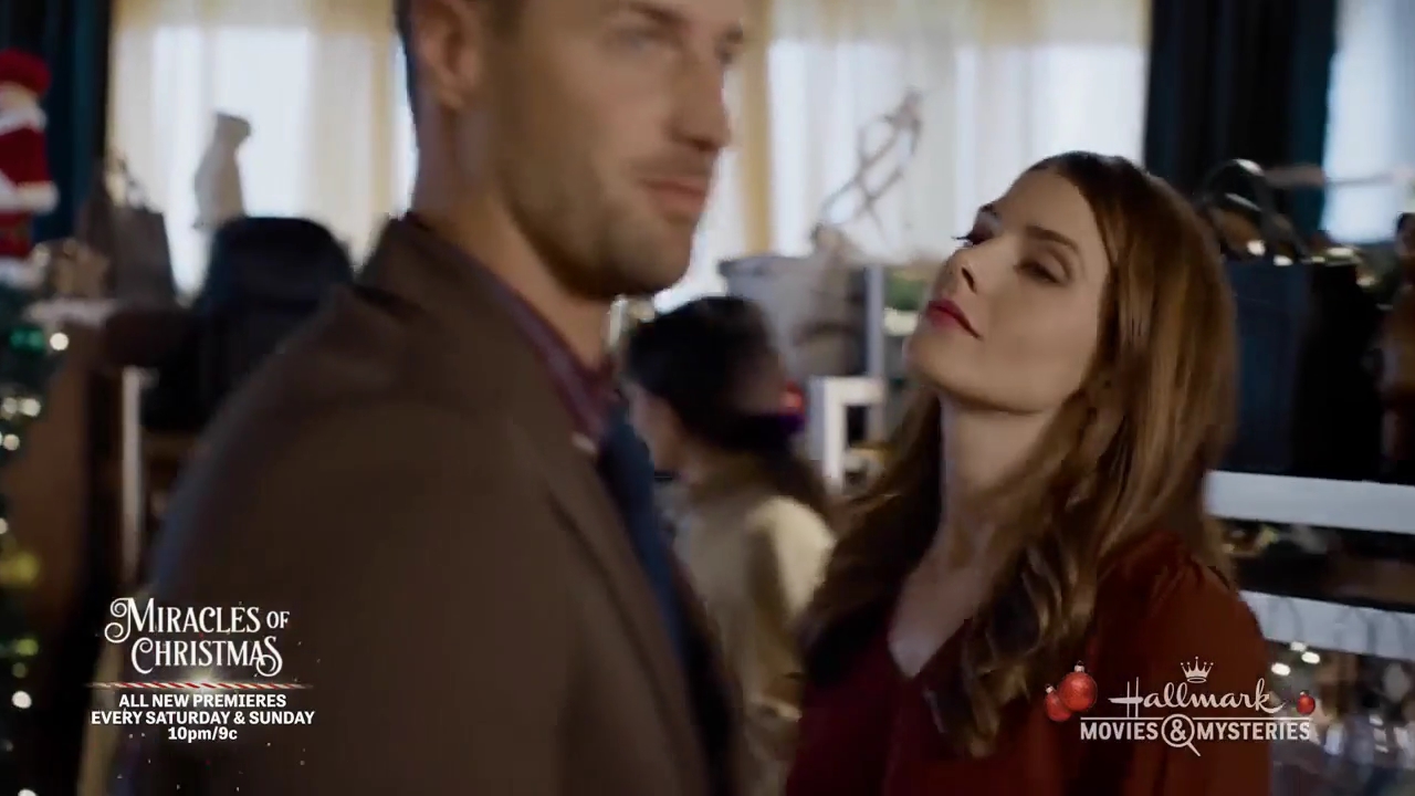 Ashley-Greene-dot-nl_ALittleChristmasCharm3243.jpg