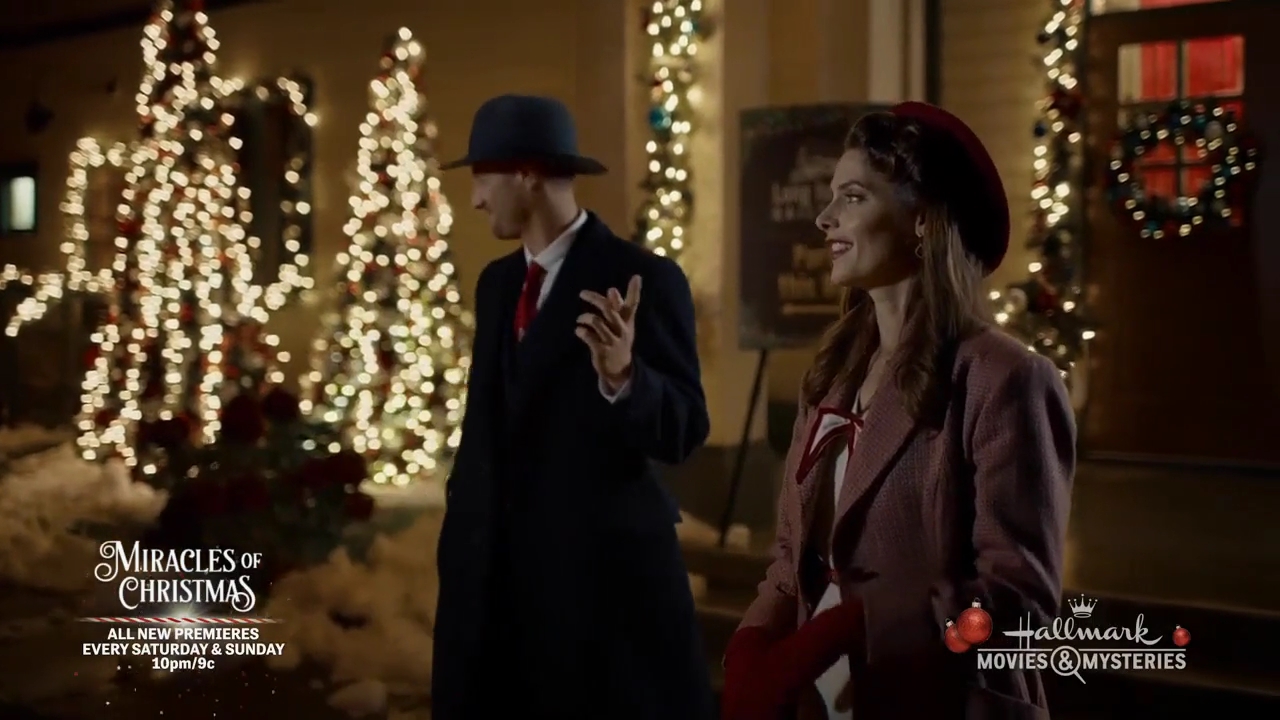 Ashley-Greene-dot-nl_ALittleChristmasCharm3297.jpg
