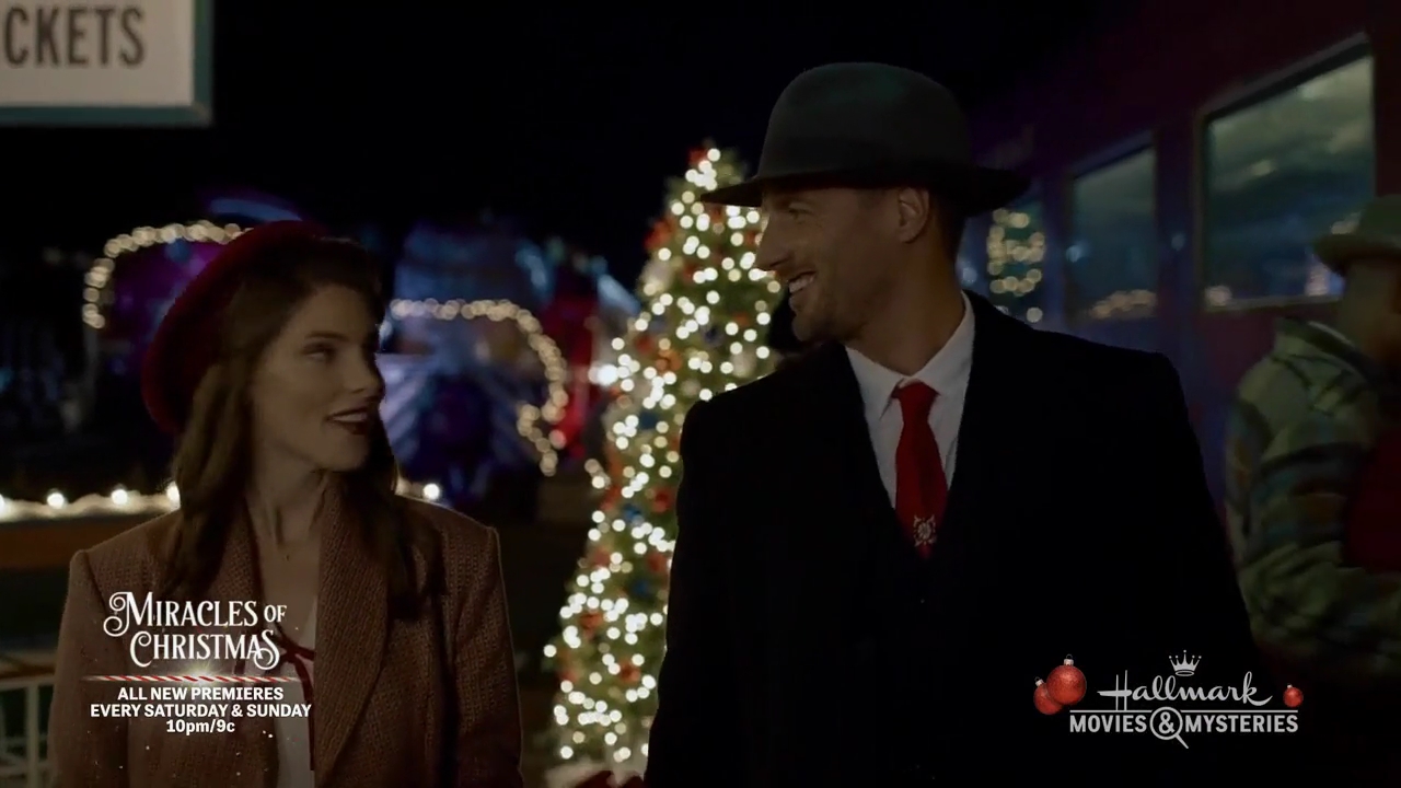 Ashley-Greene-dot-nl_ALittleChristmasCharm3325.jpg