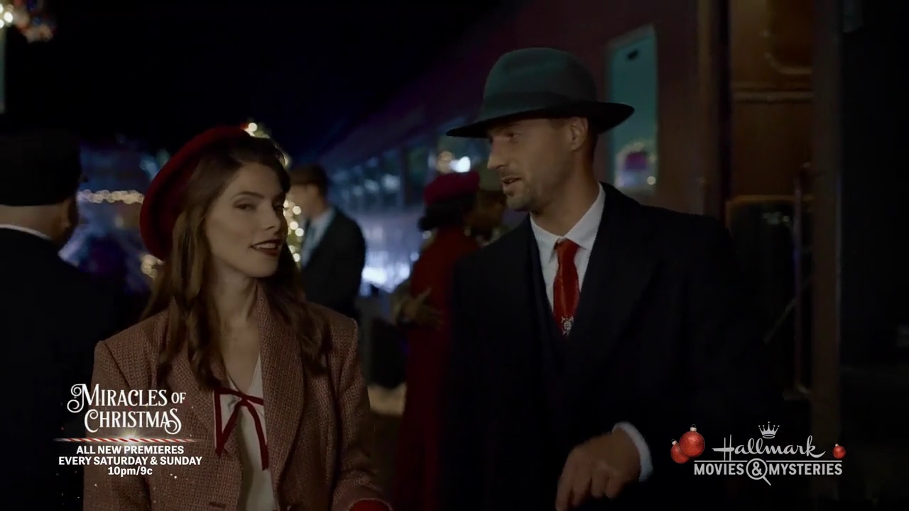 Ashley-Greene-dot-nl_ALittleChristmasCharm3328.jpg