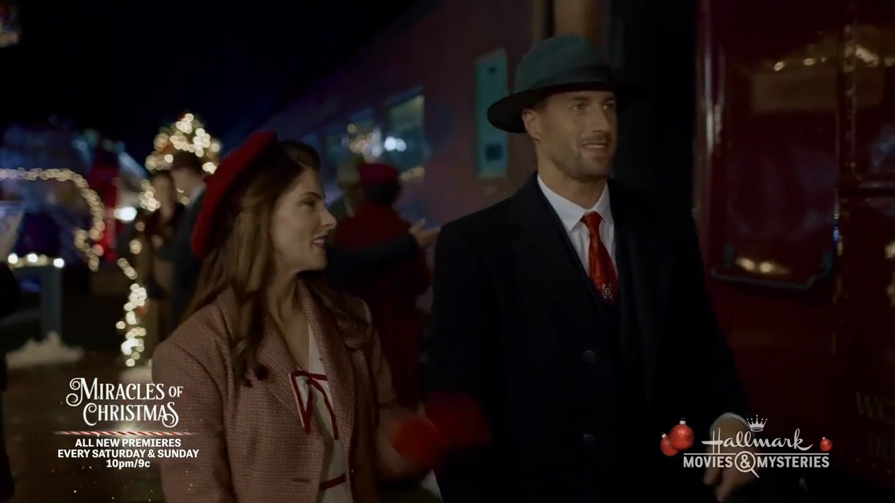 Ashley-Greene-dot-nl_ALittleChristmasCharm3330.jpg