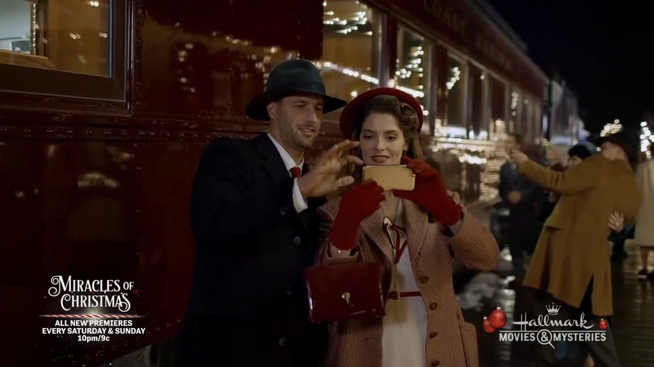 Ashley-Greene-dot-nl_ALittleChristmasCharm3335.jpg