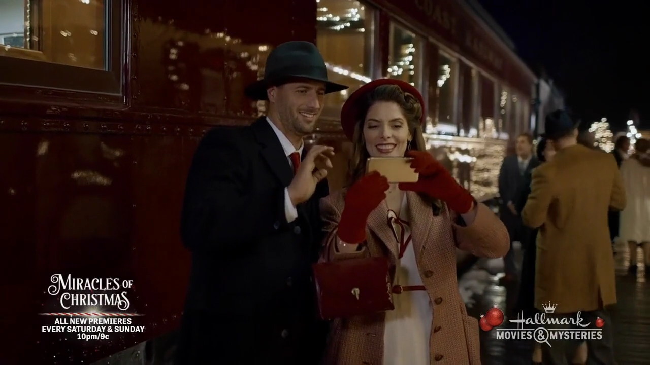 Ashley-Greene-dot-nl_ALittleChristmasCharm3336.jpg