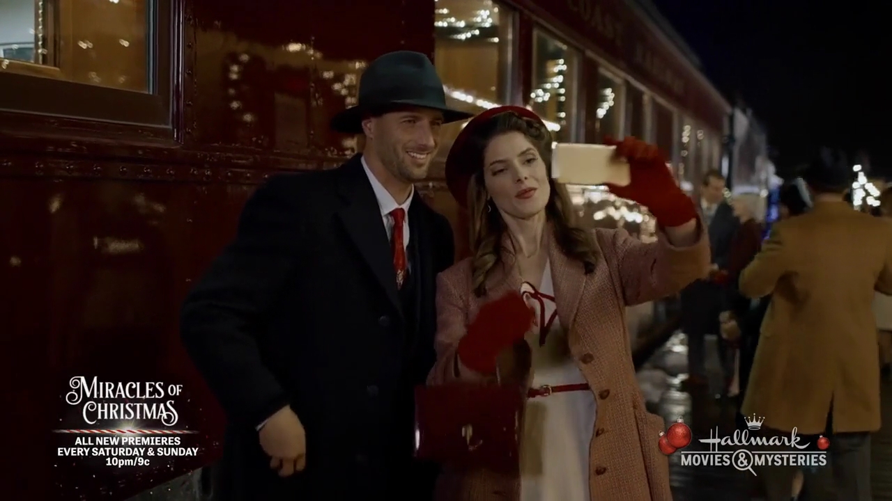 Ashley-Greene-dot-nl_ALittleChristmasCharm3337.jpg