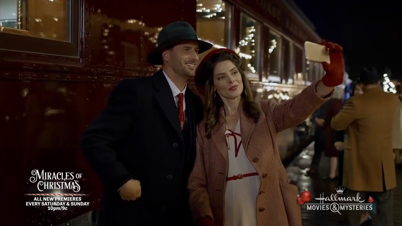 Ashley-Greene-dot-nl_ALittleChristmasCharm3338.jpg