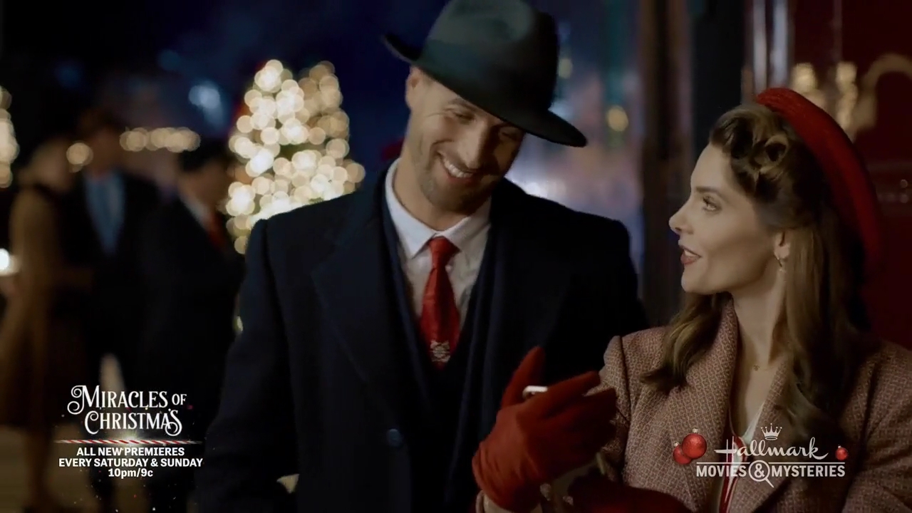 Ashley-Greene-dot-nl_ALittleChristmasCharm3341.jpg