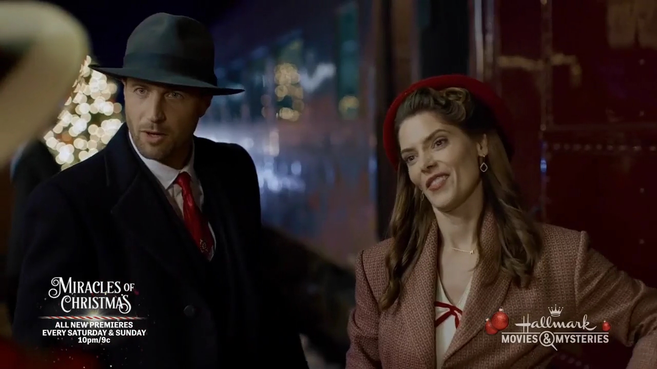 Ashley-Greene-dot-nl_ALittleChristmasCharm3344.jpg