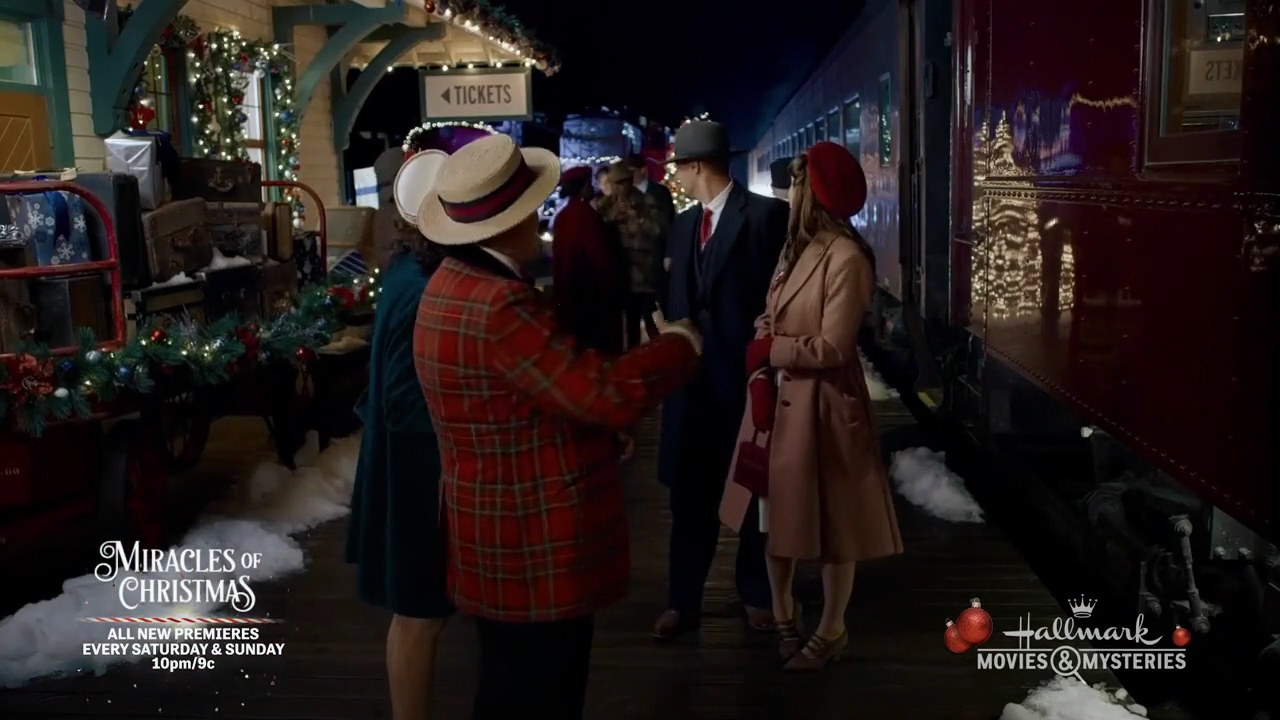 Ashley-Greene-dot-nl_ALittleChristmasCharm3367.jpg
