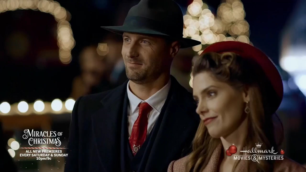 Ashley-Greene-dot-nl_ALittleChristmasCharm3388.jpg