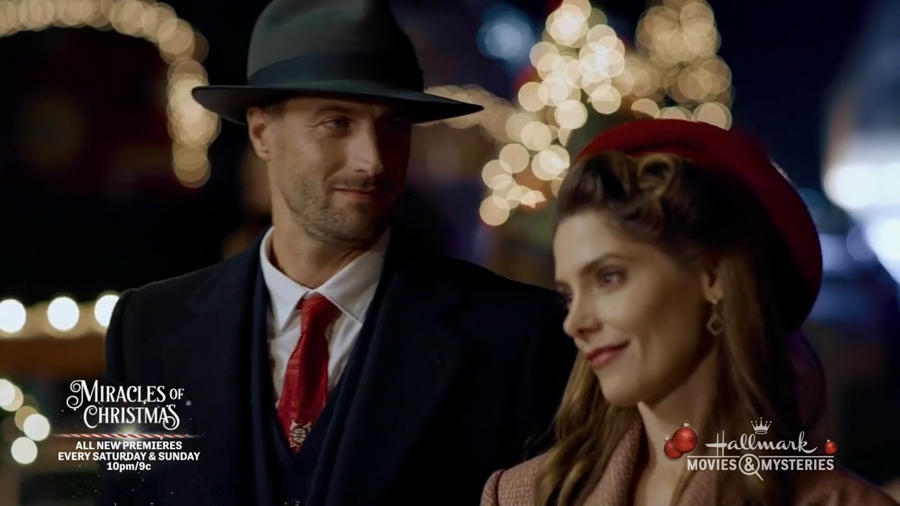 Ashley-Greene-dot-nl_ALittleChristmasCharm3389.jpg