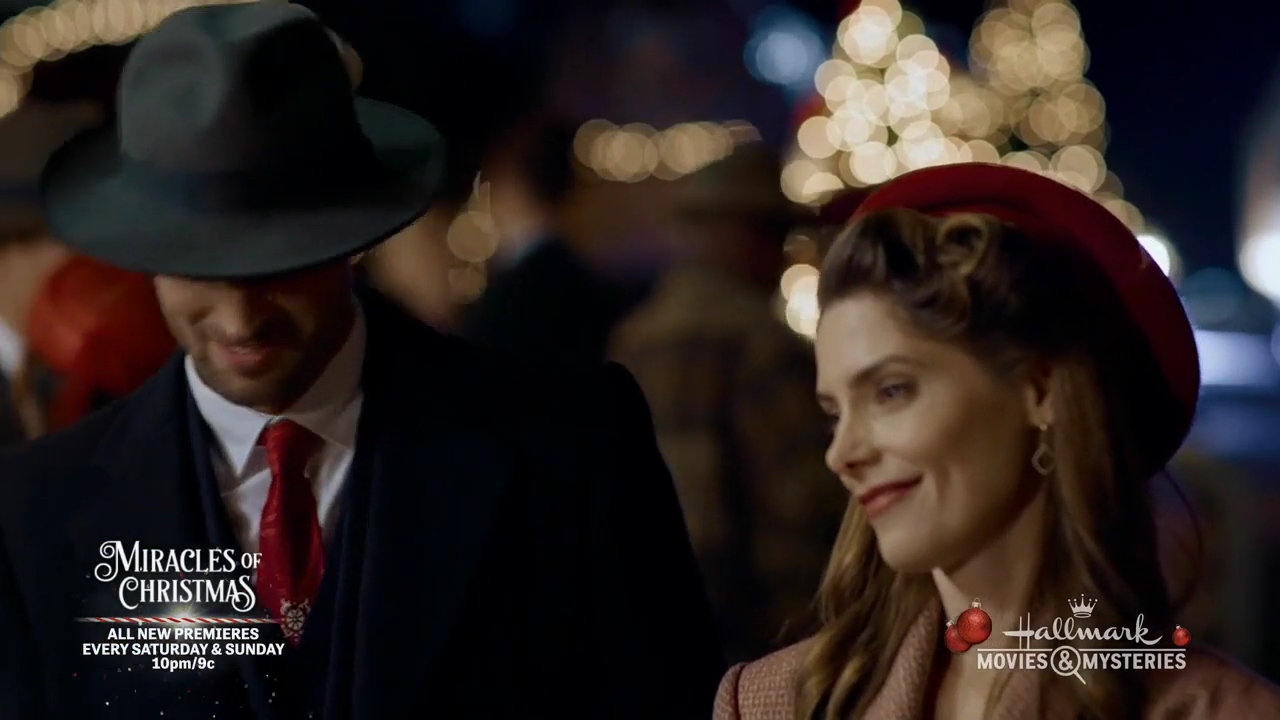 Ashley-Greene-dot-nl_ALittleChristmasCharm3390.jpg