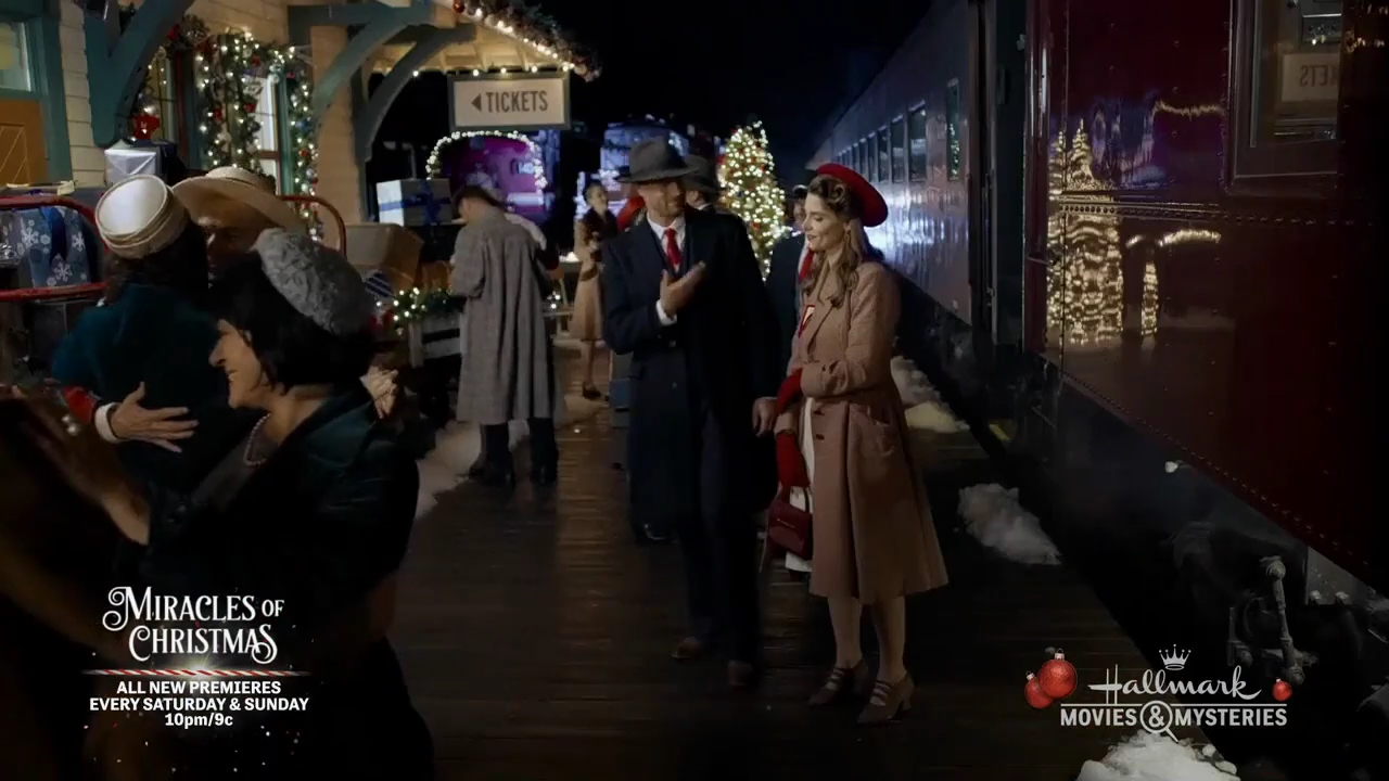 Ashley-Greene-dot-nl_ALittleChristmasCharm3391.jpg