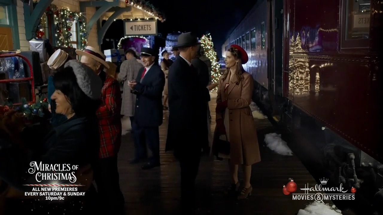 Ashley-Greene-dot-nl_ALittleChristmasCharm3393.jpg